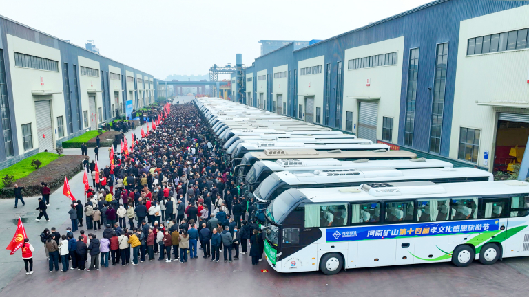 Henan Mine Crane 14th Filial Piety Culture Thanksgiving Tourism Festival Parents Group Photo