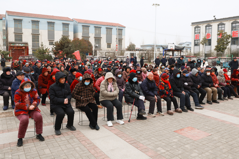 Henan Mine Crane Cui Peijun New Year's greetings to neighbors, filial piety and respect for relatives show corporate responsibility