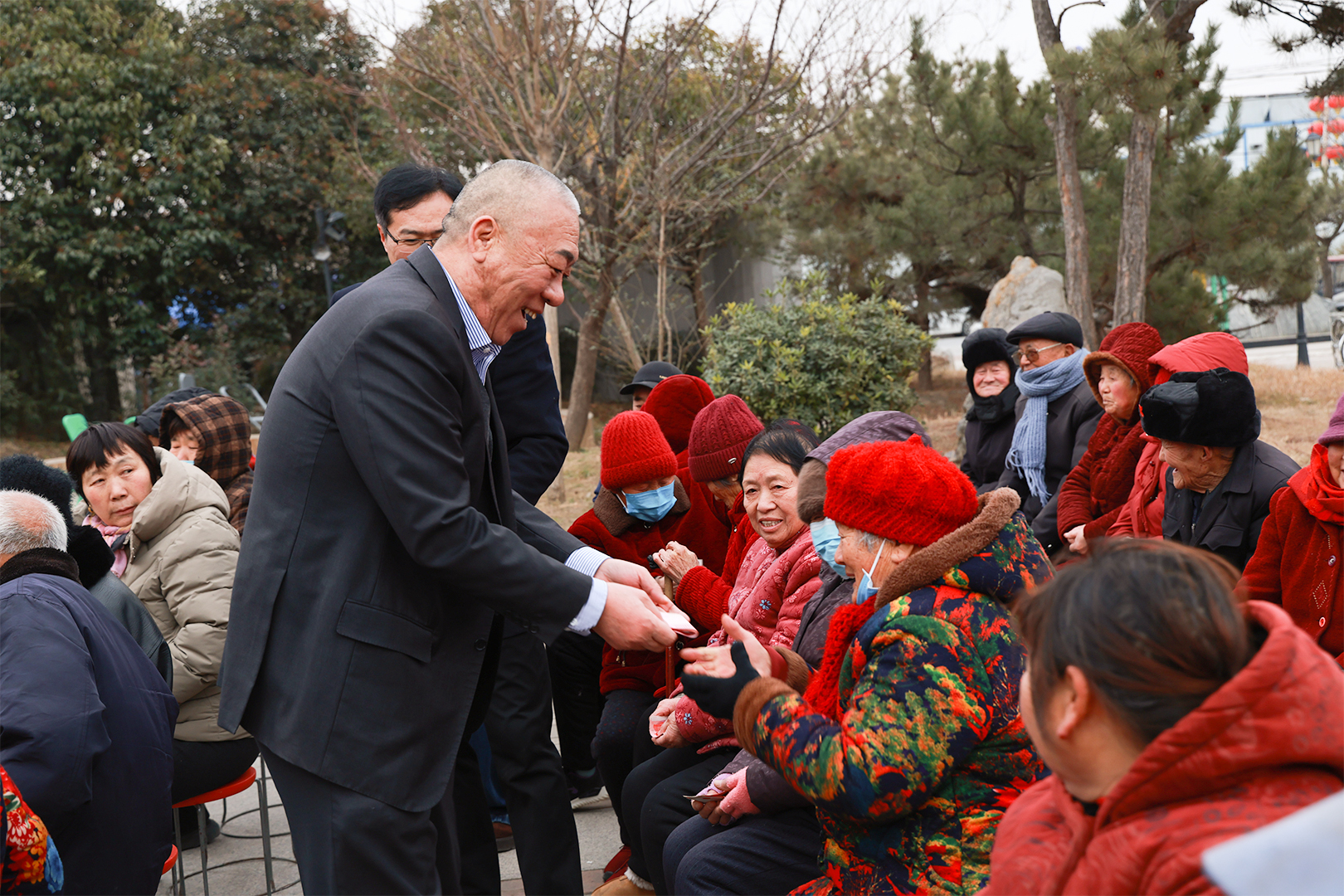 Henan Mine Crane Cui Peijun New Year's greetings to neighbors, filial piety and respect for relatives show corporate responsibility