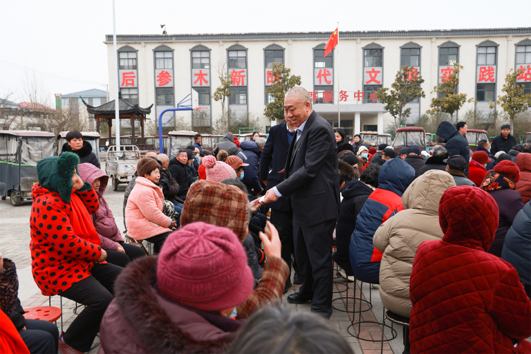 Henan Mine Crane Cui Peijun New Year's greetings to neighbors, filial piety and respect for relatives show corporate responsibility