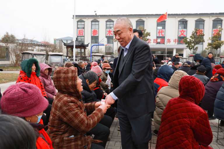 Henan Mine Crane Cui Peijun New Year's greetings to neighbors, filial piety and respect for relatives show corporate responsibility