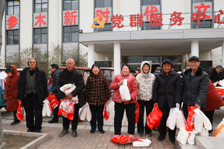 Henan Mine Crane Cui Peijun New Year's greetings to neighbors, filial piety and respect for relatives show corporate responsibility