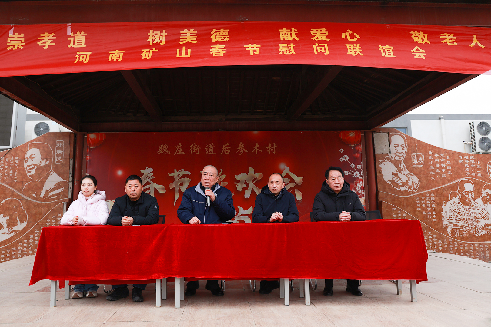 Henan Mine Crane Cui Peijun New Year's greetings to neighbors, filial piety and respect for relatives show corporate responsibility