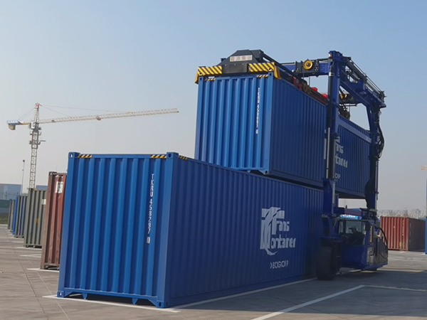 Container Straddle Carrier by Henan Mine Crane