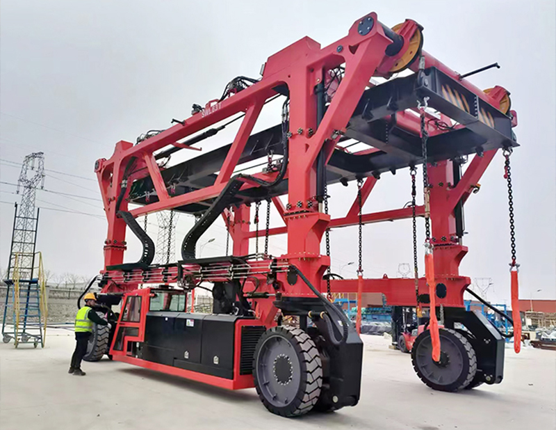 Container Straddle Carrier by Henan Mine Crane