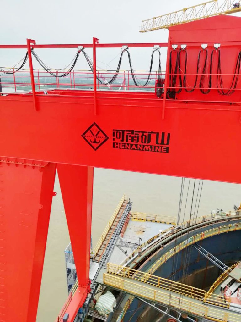 Bridge lifting equipment