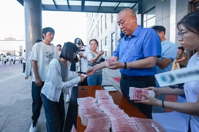 Henan Mine Crane distributed scholarships for 319 poor students
