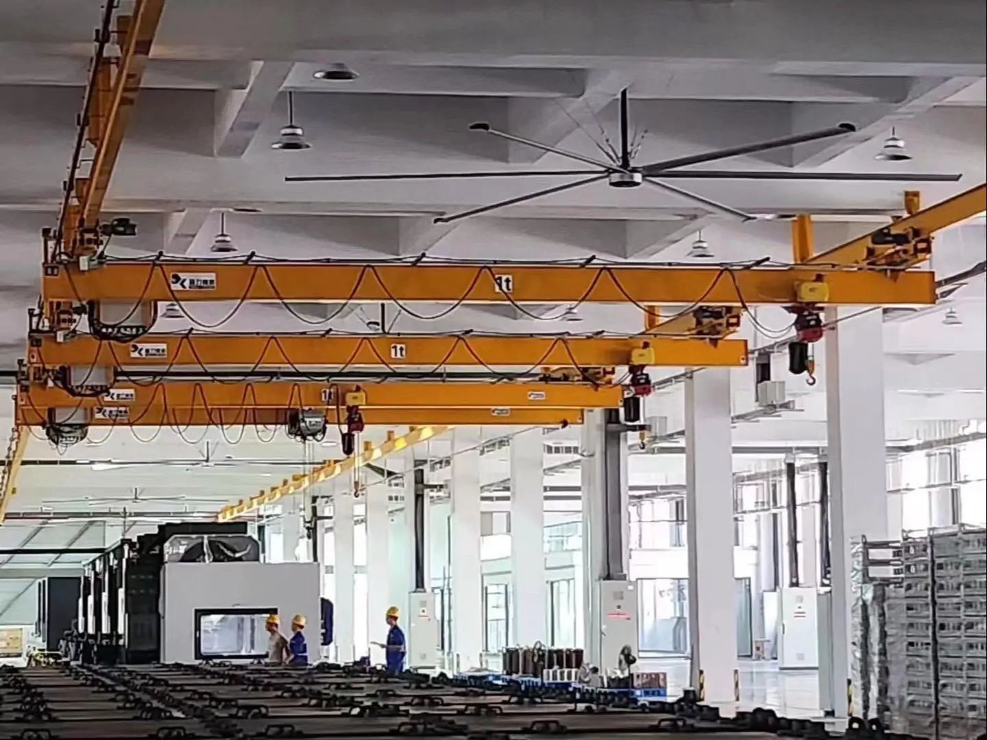 multi-point suspension crane system arranged for aircraft hangar maintenance